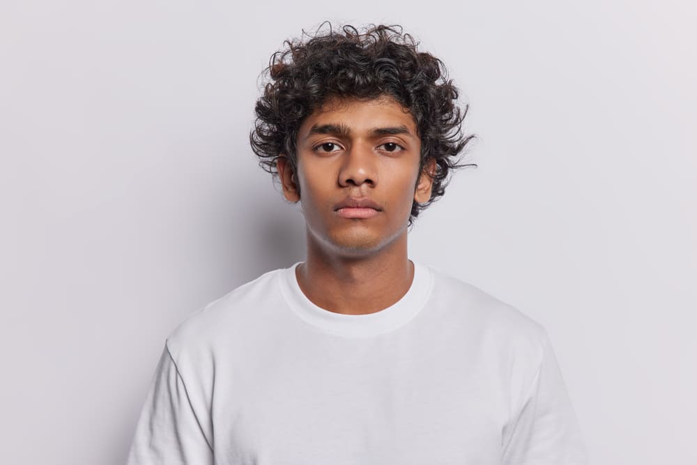 jongen met half lang haar en krullen