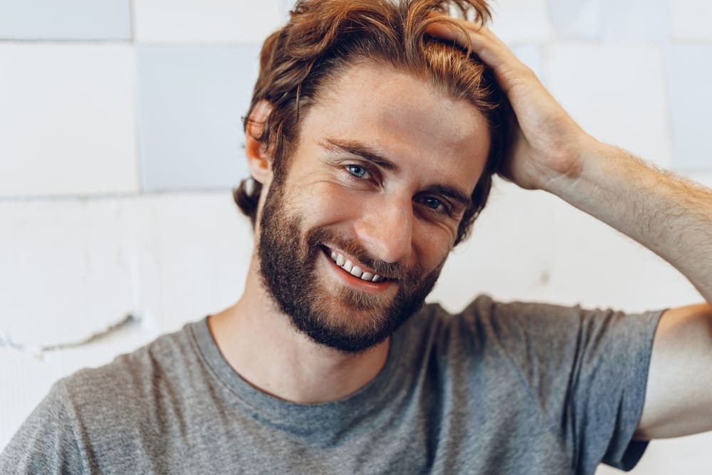 man met sterk en dik haar na het wassen met alpecin shampoo