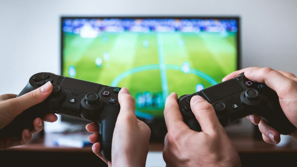 Twee mensen ontspannen thuis met gamen als invulling van hun vrije tijd