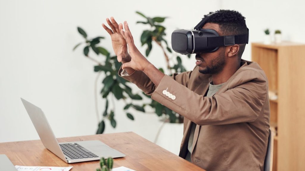 Man ervaart virtual reality met een VR-bril tijdens zijn digitale vrijetijdsbesteding – vrijetijdsbesteding van mannen