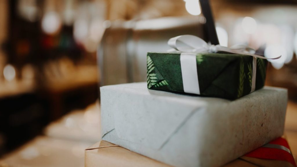 Duurzaam ingepakte cadeaus als voorbeeld van bewuste keuzes in het dagelijks leven