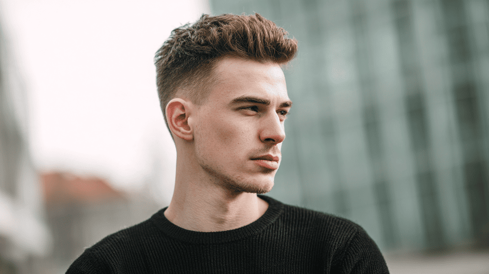 man met een modern pompadour met matte textuur en zeer kort geschoren zijkanten