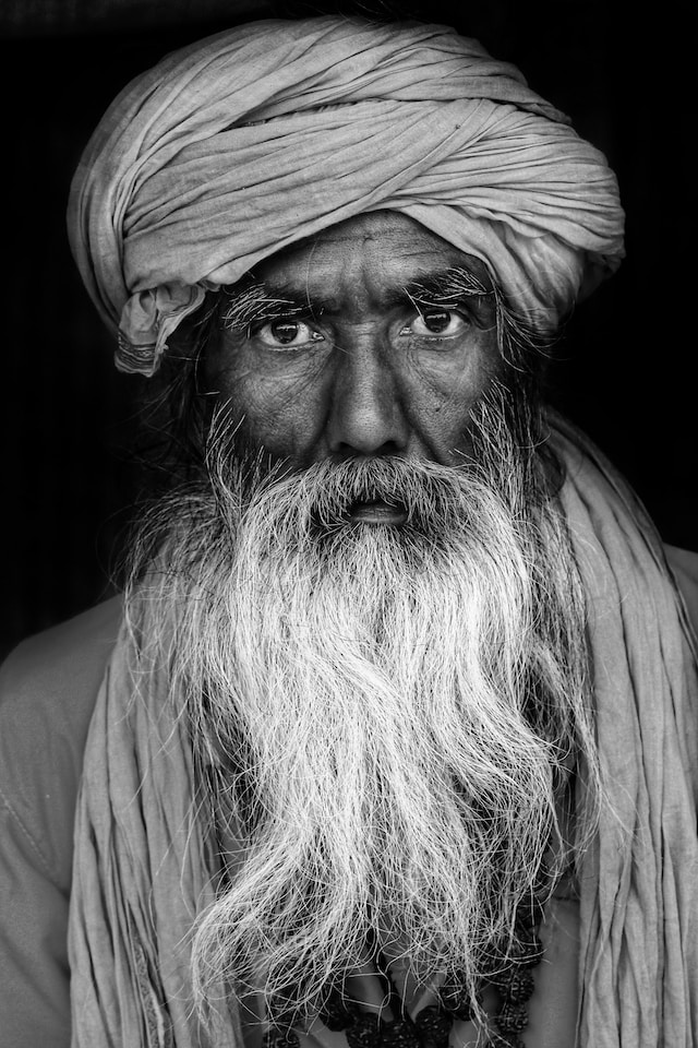 Oude Indiaase man met lange baard