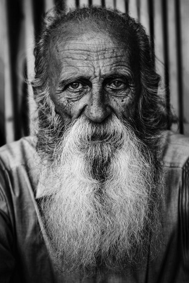 Oude Pakistaanse man met lange baarrd