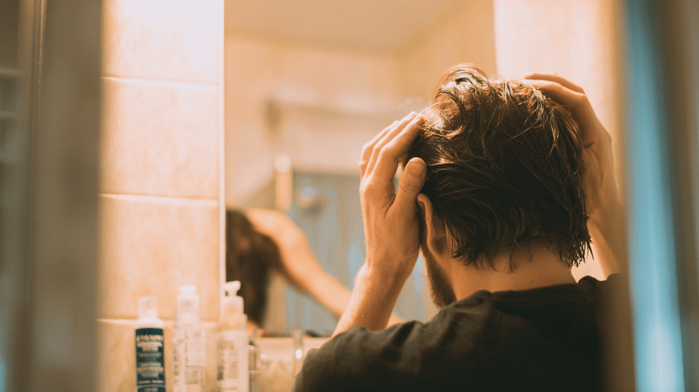 iemand stylet zijn haren met Syoss invisible styling paste