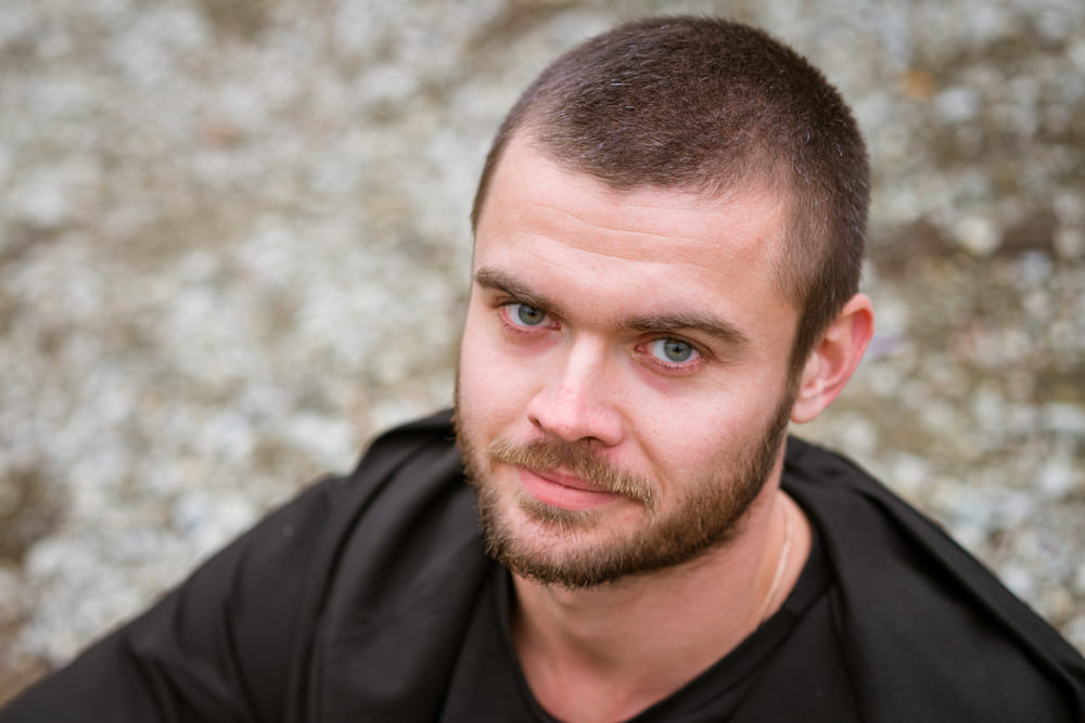 jongeman met een buzz cut