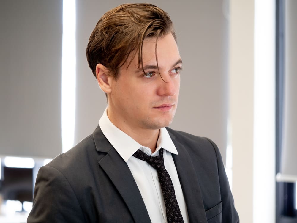 jongeman met een leonardo dicaprio kapsel