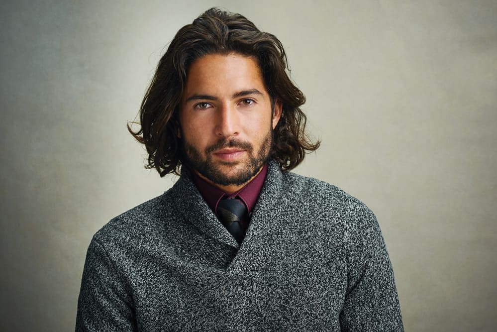 volwassen man met een bro flow kapsel