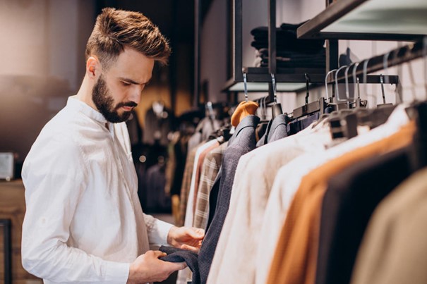 Afbeelding van een man die zakelijke kleding aan het shoppen is