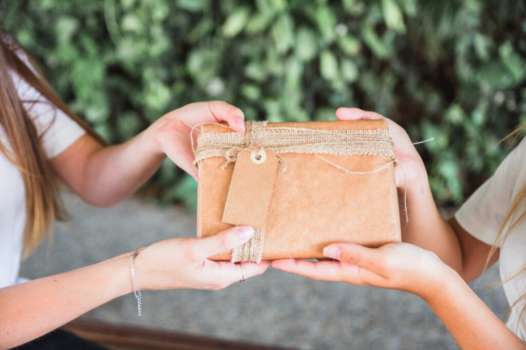 Persoonlijke stijl zichtbaar in het geven van een handgemaakt cadeau met natuurlijke materialen