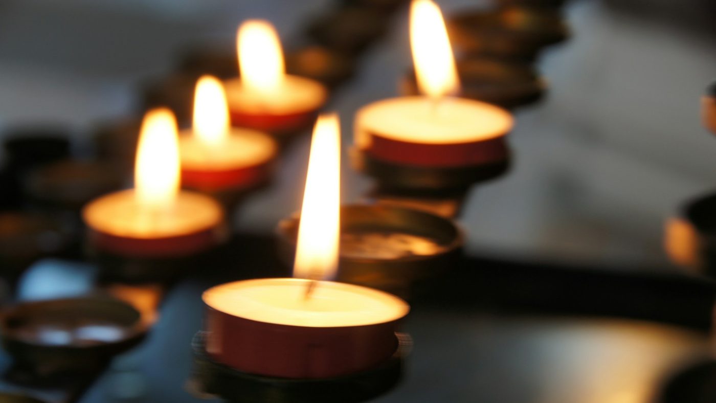 Brandende kaarsen als symbool bij het afscheid vormgeven met traditie en persoonlijke invulling