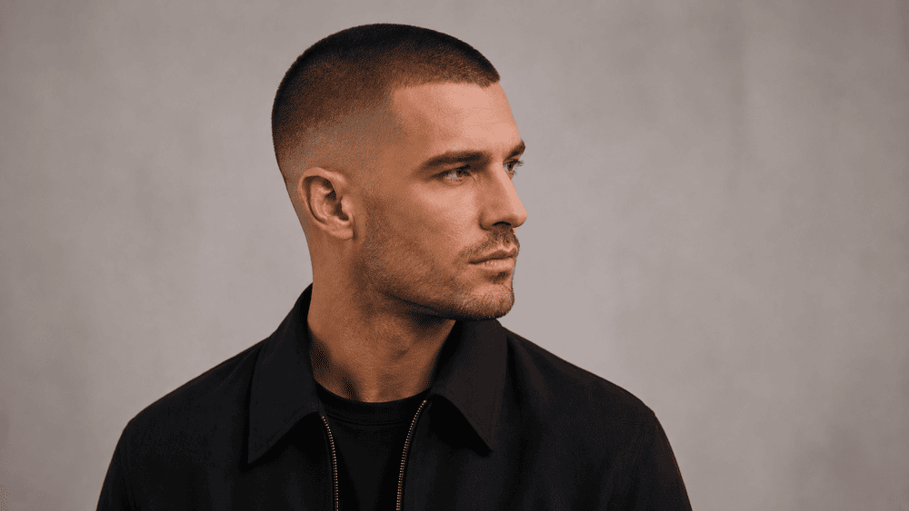 knappe man met een buzz cut fade kijkt naar rechts