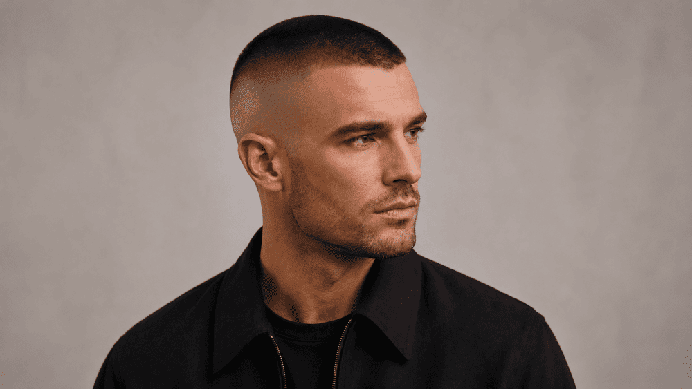 man met een high fade buzz cut kapsel