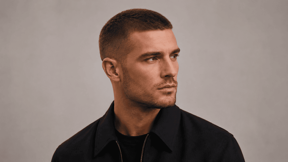 man met een long buzz cut