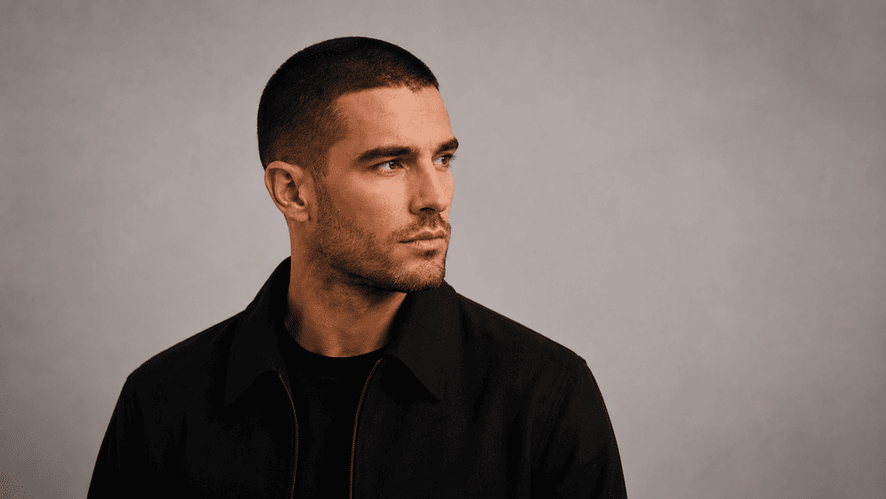 man met een taper fade buzz cut
