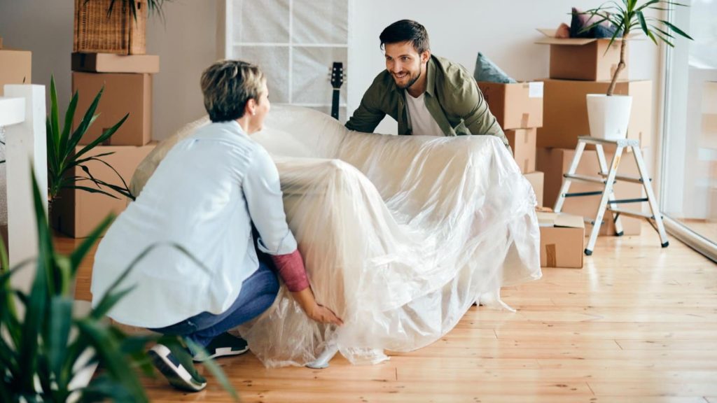 Stel tilt bank in nieuwe woning tijdens verhuizen voor professionele ontwikkeling