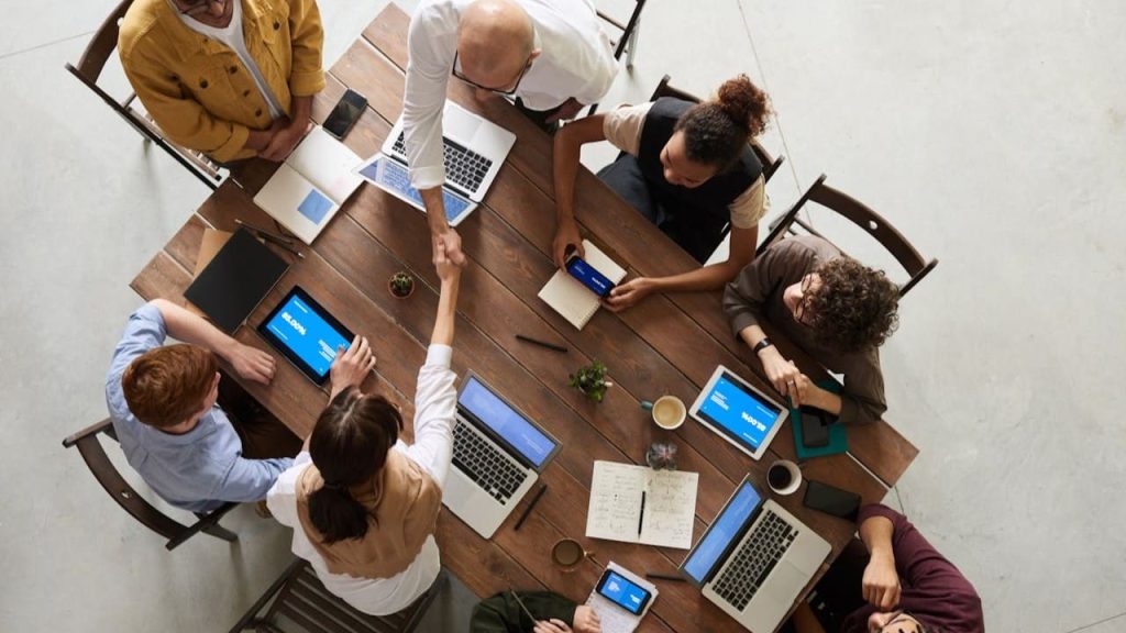 Professionals in overleg aan tafel als resultaat van verhuizen voor professionele ontwikkeling