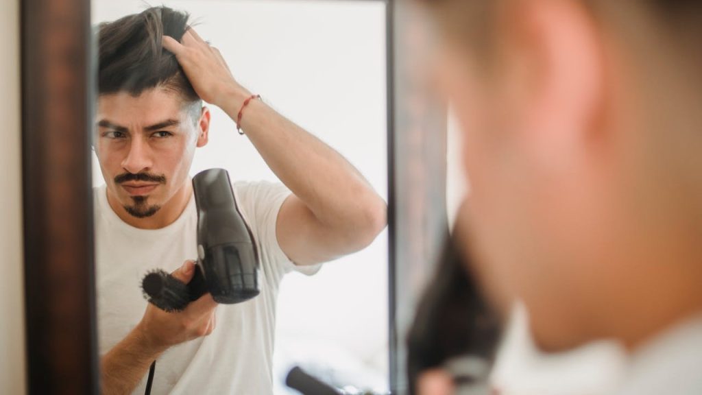 thuis je kapsel in model brengen als een professional