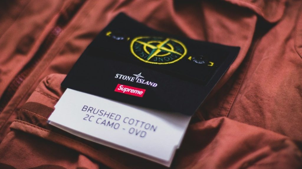 Het merkimago van de Stone Island jas