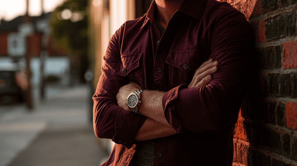 man in een bordeauxrood overshirt met een opvallend horloge